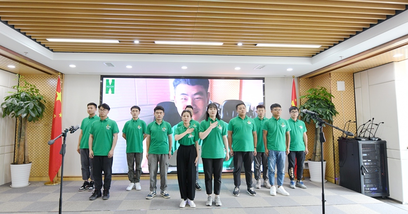 新员工们在结业典礼表演节目 新员工们在结业典礼表演节目